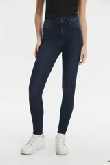 Jean skinny de tiro alto y ajuste ceñido, ideal para un look elegante y cómodo.