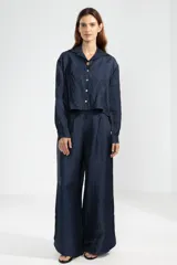 Pantalón palazzo azul marino de lino italiano con hilo metalizado, talle medio, cintura elástica en la parte posterior y bolsillos delanteros.