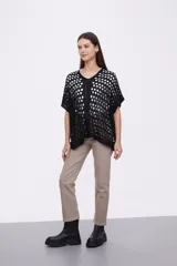 Poncho calado negro con escote en V y mangas cortas.
