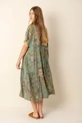 Vestido largo con estampado floral multicolor, de corte amplio y mangas cortas.