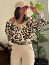 Blusón de seda con estampado animal print, corte amplio y mangas 3/4 ajustables.