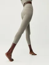 Calza capri negra de tejido Shape_Tech, con cintura cruzada bicolor de gran confort.