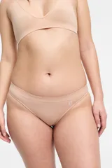Bombacha de bikini color piel, de microfibra sin costuras, con tiro bajo y fundillo de algodón.