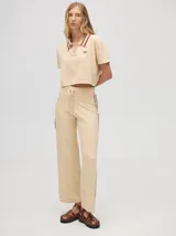 Chomba corta color rojo, con cuello camisero con rayas celestes y negras, logo bordado en el pecho y mangas cortas.