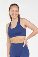 Top deportivo color borgoña con espalda estilo nadador y copas removibles.