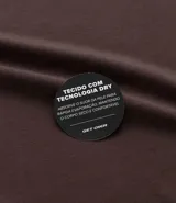 Remera deportiva marrón de corte clásico, cuello redondo y mangas cortas. Confeccionada en tejido de poliéster y modal con tecnología Dry, que facilita la transpiración. Presenta un pequeño estampado con lettering en el pecho.