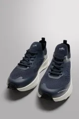 Zapatilla deportiva azul marino con capellada de tejido de punto transpirable, ajuste con cordones, plantilla OrthoLite® extraíble y suela con tecnología Spume Foam V2.