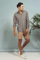 Bermuda color beige de corte recto.