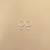 Aros tipo argolla de plata 925 con dije colgante de circonia engarzada.