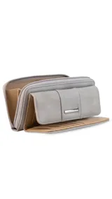 Billetera larga color beige, con solapa y broche a presión. Tiene un compartimento frontal con tarjeteros, visor y bolsillos, y un compartimento posterior con monedero con cierre, tarjeteros y bolsillos. Incluye un bolsillo trasero con cierre.