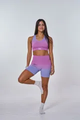 Conjunto deportivo fucsia con degradé lila, compuesto por un top con logo 'bk.' y un short de calce ajustado.
