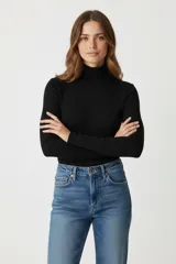 Polera verde militar de algodón y elastano, corte ajustado y cuello alto.