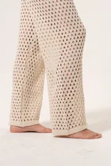 Pantalón de hilo color beige con diseño calado y cintura elastizada con cordón ajustable.