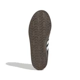 Championes Adidas VL Court 3.0 de cuero sintético negro con las tres tiras blancas y suela marrón.
