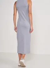 Vestido largo gris de corte ajustado y sin mangas, con cuello redondo.
