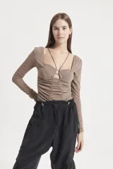 Top de malla color marrón con escote en V profundo, mangas largas, frunces en el frente y corpiño interno.