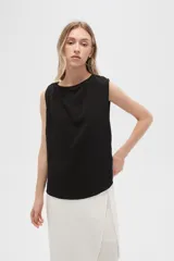 Blusa negra de poliéster con cuello asimétrico, sin mangas, con botón y hebillas.