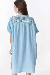Vestido camisero celeste de lino con cuello mao, manga corta con detalle de calado y bolsillo de crochet.