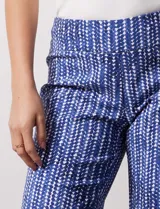 Bermuda estampada azul con diseño de líneas verticales blancas, marca Zac & Rachel. Tiene pretina ancha elastizada.