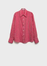 Camisa de manga larga con estampado de rayas rojas y blancas, cuello camisero y cierre frontal con botones.