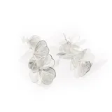 Par de aros colgantes plateados con forma de flor calada.