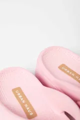 Sandalia tipo ojota color naranja con plataforma track.