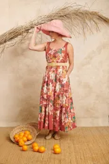 Vestido midi con estampado floral en tonos terracota, con escote cuadrado, sin mangas, corte a la cintura con cinturón de rafia y falda con vuelo.