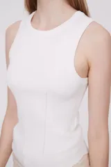 Musculosa blanca de viscosa, corte ajustado y cuello redondo.