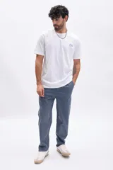 Pantalón de hombre de corte recto, color azul grisáceo, confeccionado en tela de pana (corduroy) con finas rayas verticales.