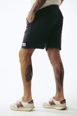 Bermuda deportiva color ladrillo, con cintura elastizada y cordón ajustable.