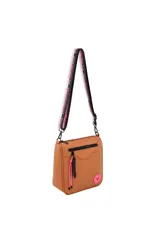Bandolera negra con correa ancha estampada en blanco y rosa. Tiene un bolsillo externo con cierre y aplique circular rosa con un corazón blanco.