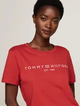 Remera roja de algodón con cuello redondo y logo de Tommy Hilfiger estampado en blanco en el pecho.
