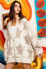 Sweater cardigan oversize color gris con estampado de corazones rojos.
