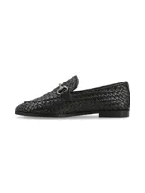 Mocasín de cuero negro con diseño tejido y aplique metálico plateado.