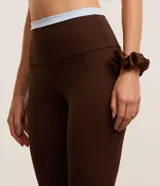 Conjunto deportivo color marrón chocolate, compuesto por un top con breteles finos y calzas largas de tiro alto.
