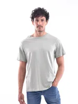 Remera negra de corte regular y mangas cortas.