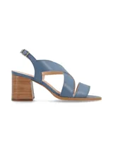 Sandalias de cuero celeste con taco de madera, tira ancha sobre los dedos y tira cruzada sobre el empeine.