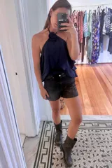 Top azul con escote halter, volados y una rosa removible hecha en tela.