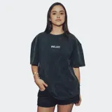 Remera de algodón color negro con efecto lavado, corte oversize y texto blanco 'RELAJO' centrado en el pecho.