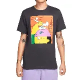 Camiseta negra de manga corta con estampado de Bart Simpson con gorro violeta y zapatillas Nike.