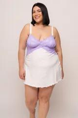 Babydoll corto blanco con corpiño de encaje lila y breteles finos regulables.