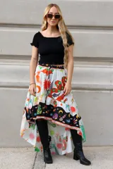 Falda larga de algodón con estampado de motivos místicos en blanco y negro. Tiene largo irregular, más corta adelante, y cintura regulable.