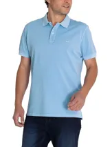 Chomba color salmón de piqué de algodón orgánico, con cuello clásico y tapeta de dos botones.