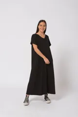 Vestido remerón largo de color negro con detalle de faja fucsia en la espalda.