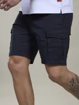 Bermuda de gabardina negra con bolsillos cargo laterales y corte recto.