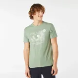 Camiseta verde de manga corta con cuello redondo y estampado blanco con la frase "Nice Trip" y un dibujo de edificios y palmeras.