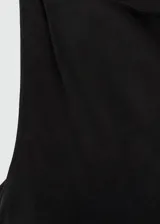 Vestido midi negro de breteles finos con detalle de nudo en uno de los breteles.