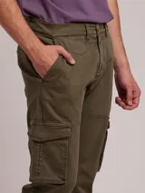 Pantalón cargo color marrón claro, corte skinny, con bolsillos laterales con fuelle y solapa.