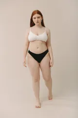 Vedetina de algodón negro con corte clásico y ribete suave.