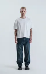 Pantalón de denim azul oscuro, corte wide leg y cinco bolsillos.